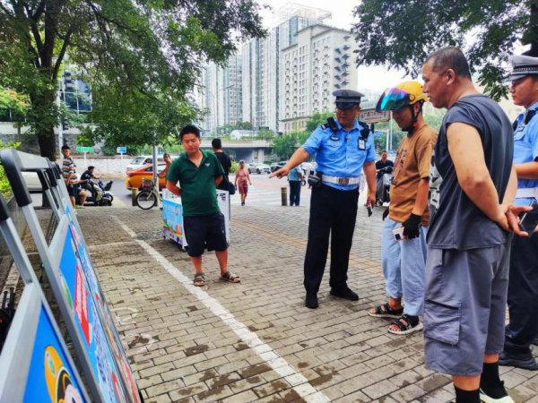 早岑岭拦下外卖小哥后，东城交警搬出了沙盘……